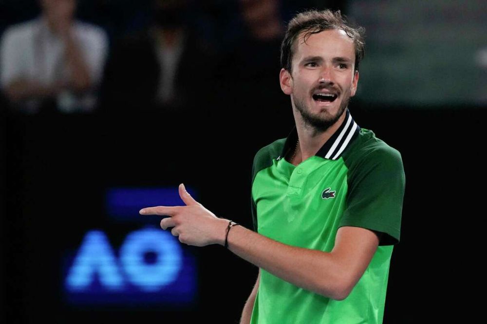 Медведев не смог выйти в 1/2 финала турнира в Париже