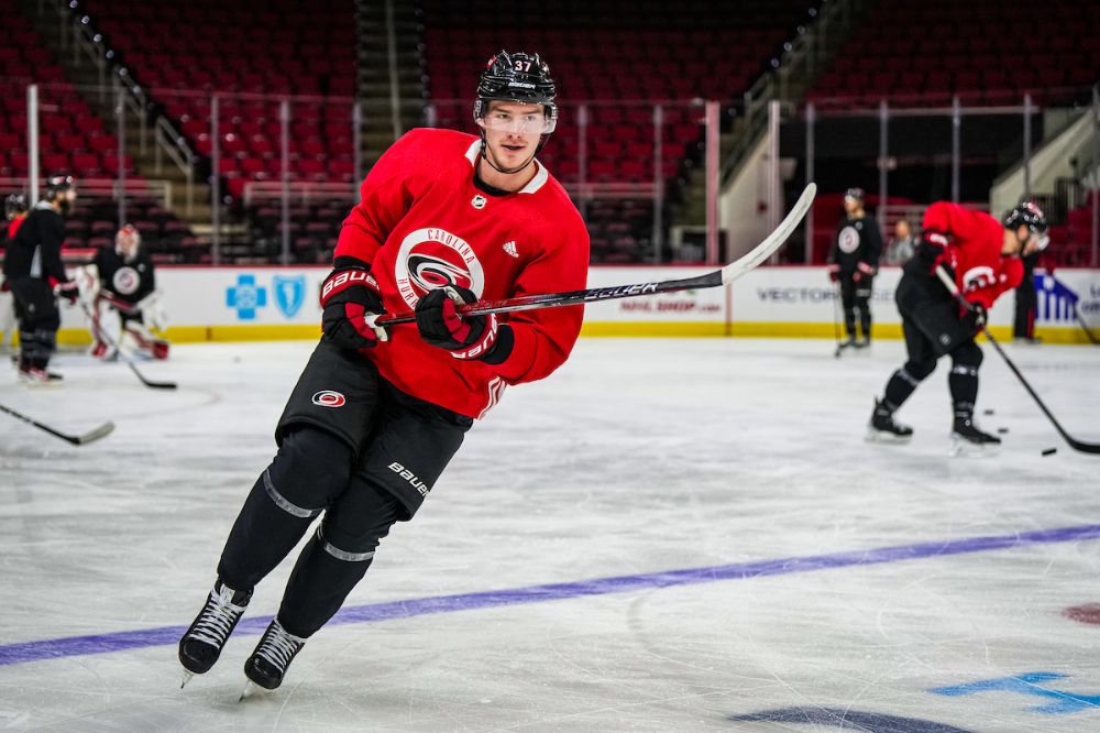 Каролина Харрикейнз – Нью-Йорк Рейнджерс: прогноз и ставки на матч регулярного чемпионата НХЛ (30 декабря 2025 года)