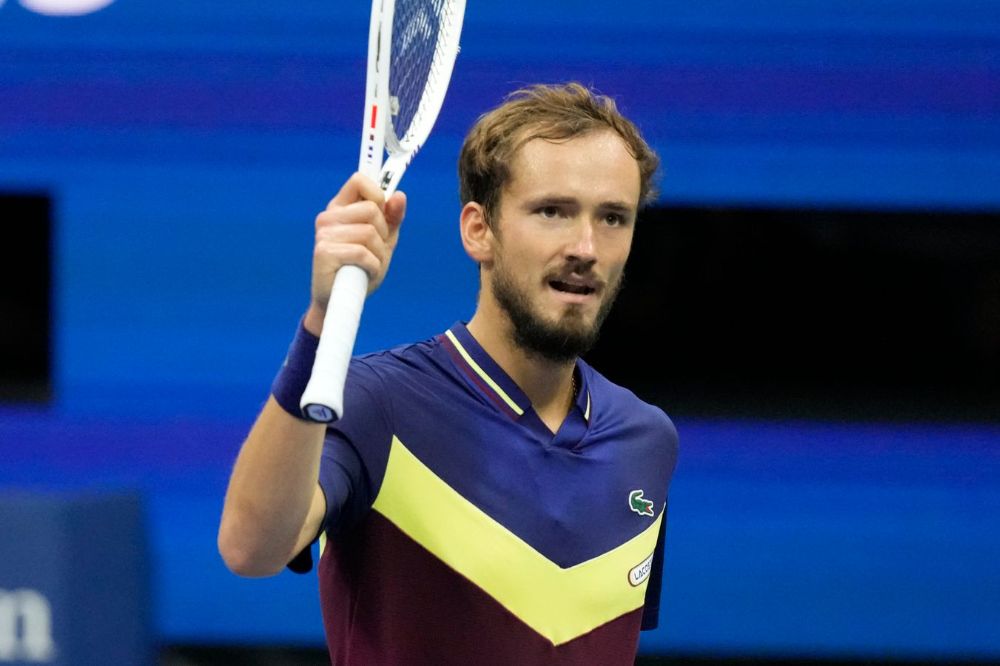 Медведев вышел во второй круг турнира в Дубае