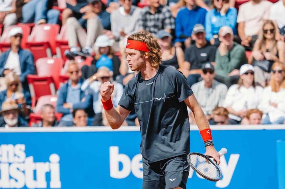 Рублев вышел в четвертьфинал турнира в Барселоне